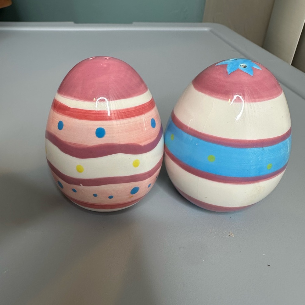 Vintage Pastel Color Ceramic Egg Salt Pepper Shaker Collectible Decor Set